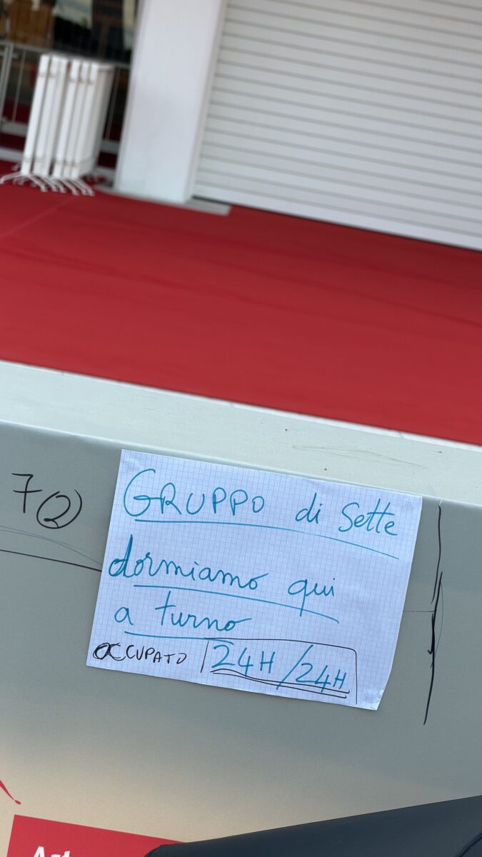 Mostra del Cinema di Venezia, il Lido si accende: si comincia dal marciapiede Mostra del Cinema di Venezia, il Lido si accende: si comincia dal marciapiede