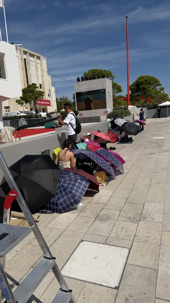 Mostra del Cinema di Venezia, il Lido si accende: si comincia dal marciapiede Mostra del Cinema di Venezia, il Lido si accende: si comincia dal marciapiede