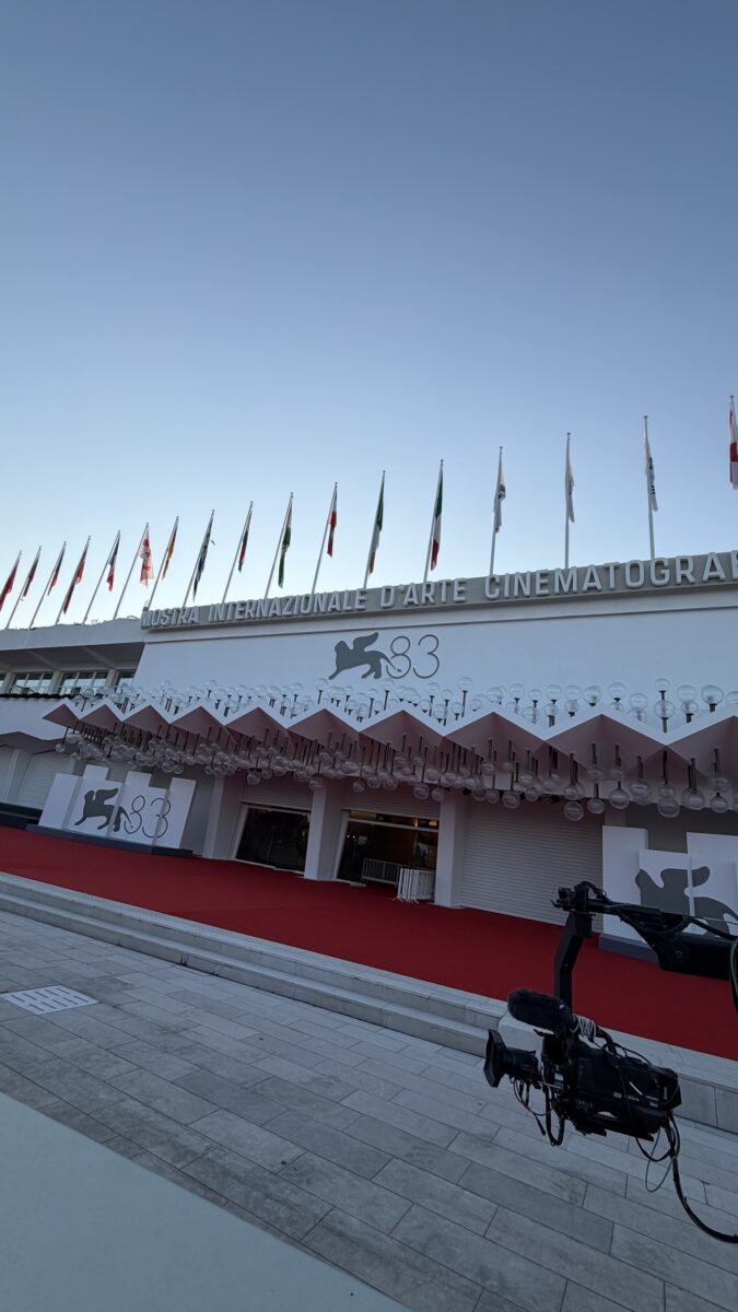 Mostra del Cinema di Venezia, il Lido si accende: si comincia dal marciapiede Mostra del Cinema di Venezia, il Lido si accende: si comincia dal marciapiede