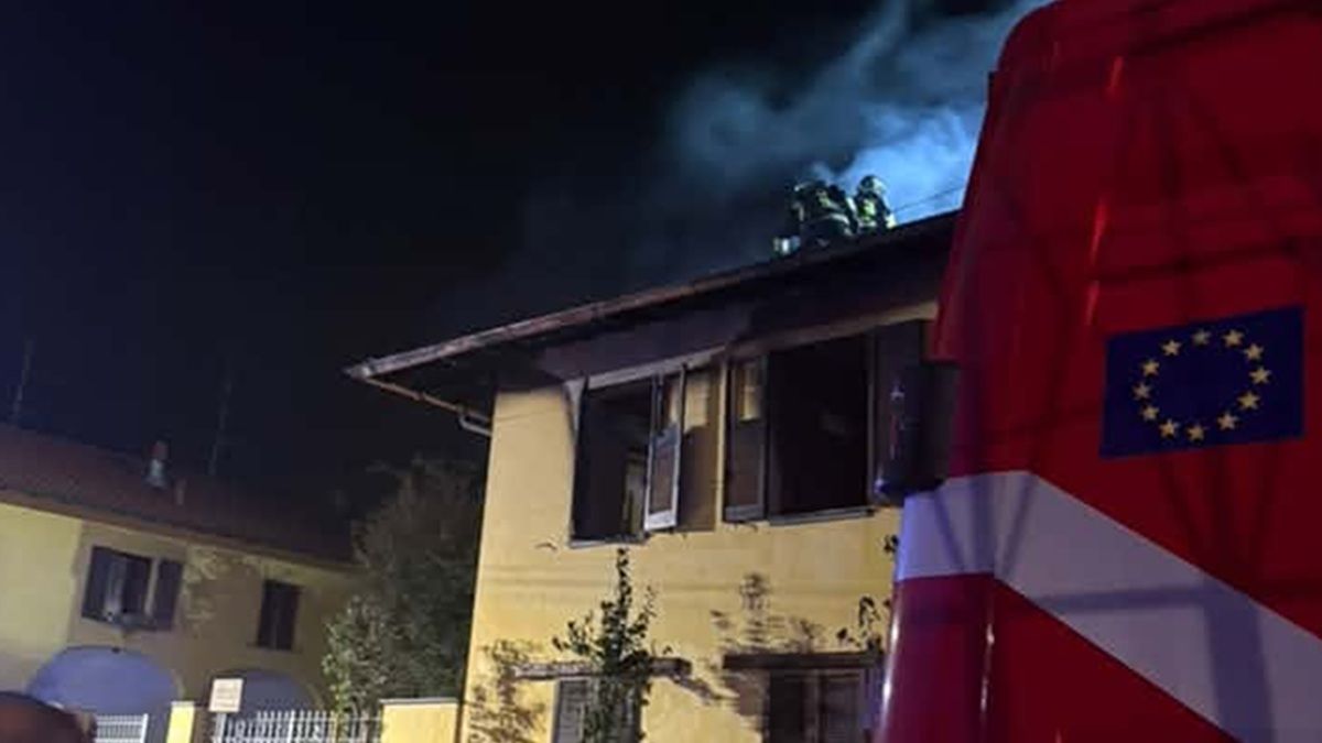 Dà fuoco al palazzo e spara in aria con una pistola: arrestato un 25enne nel Milanese Dà fuoco al palazzo e spara in aria con una pistola: arrestato un 25enne nel Milanese
