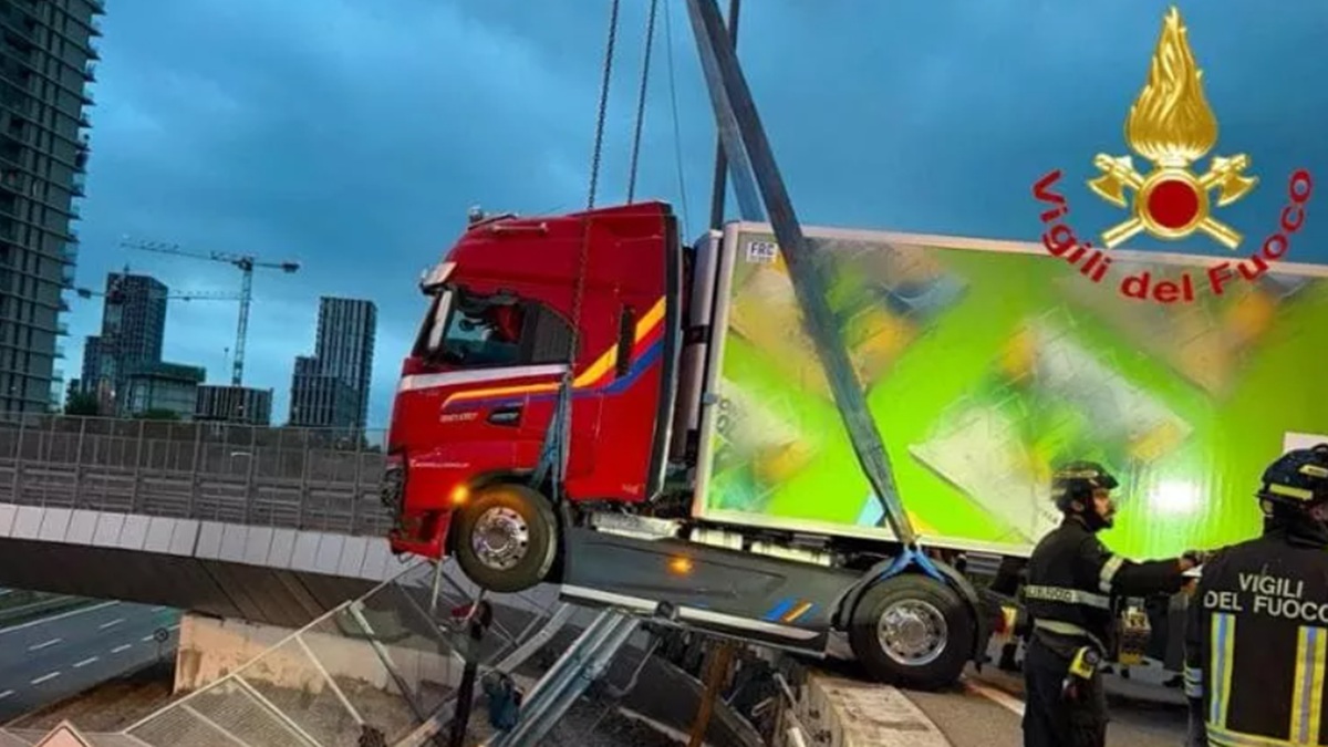 Milano, tir sfonda il guardrail e resta sospeso sopra la A4: paura a Cascina Merlata Milano, tir sfonda il guardrail e resta sospeso sopra la A4: paura a Cascina Merlata