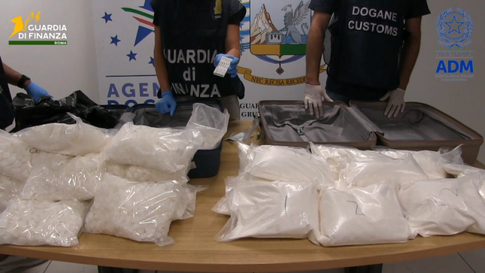 Fiumicino, maxi sequestro di ketamina: tre arresti e 50 chili intercettati per un itinerario di viaggio anomalo Fiumicino, maxi sequestro di ketamina: tre arresti e 50 chili intercettati per un itinerario di viaggio anomalo