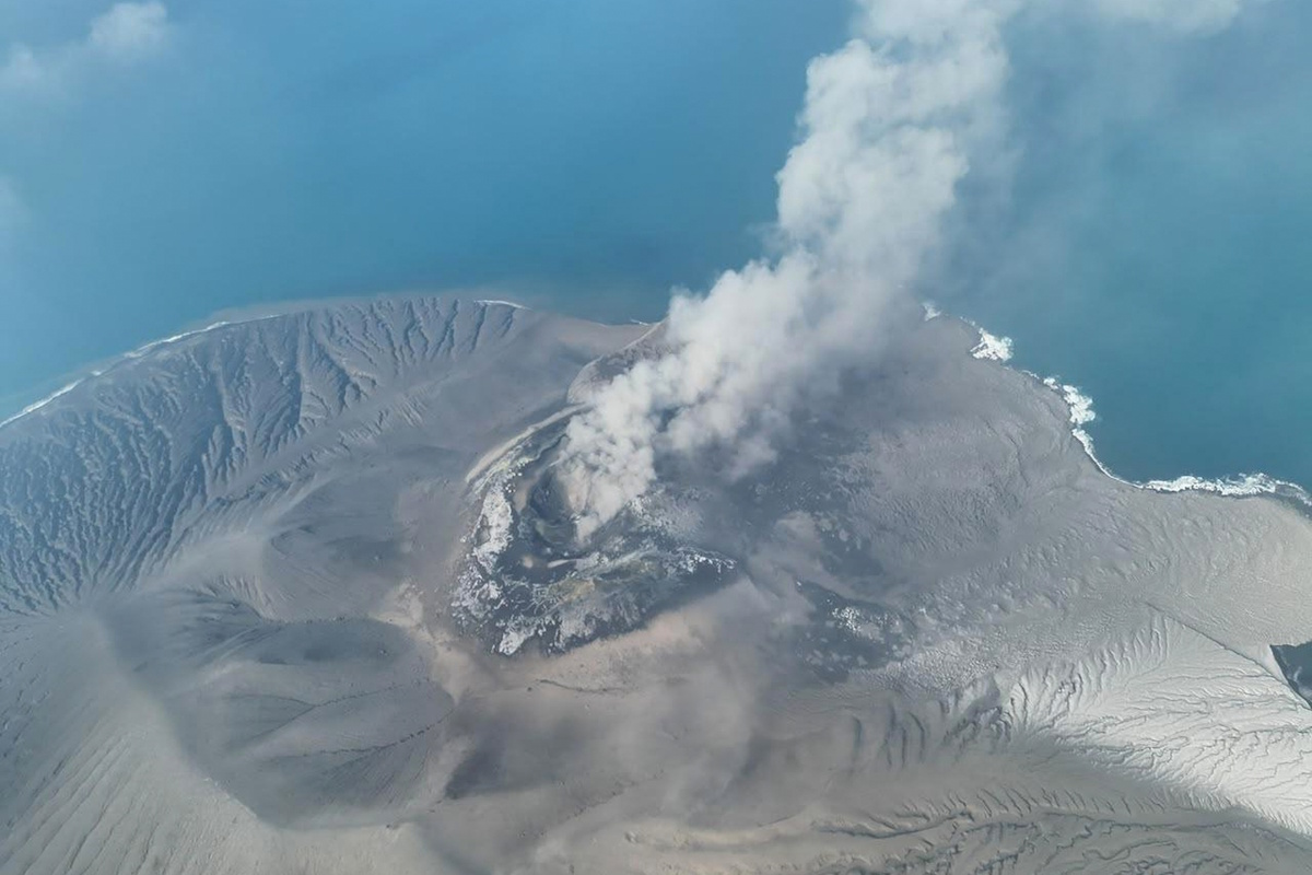 Krakatoa, eruzione e cenere: aeroporti chiusi in Indonesia per il vulcano Krakatoa, eruzione e cenere: aeroporti chiusi in Indonesia per il vulcano