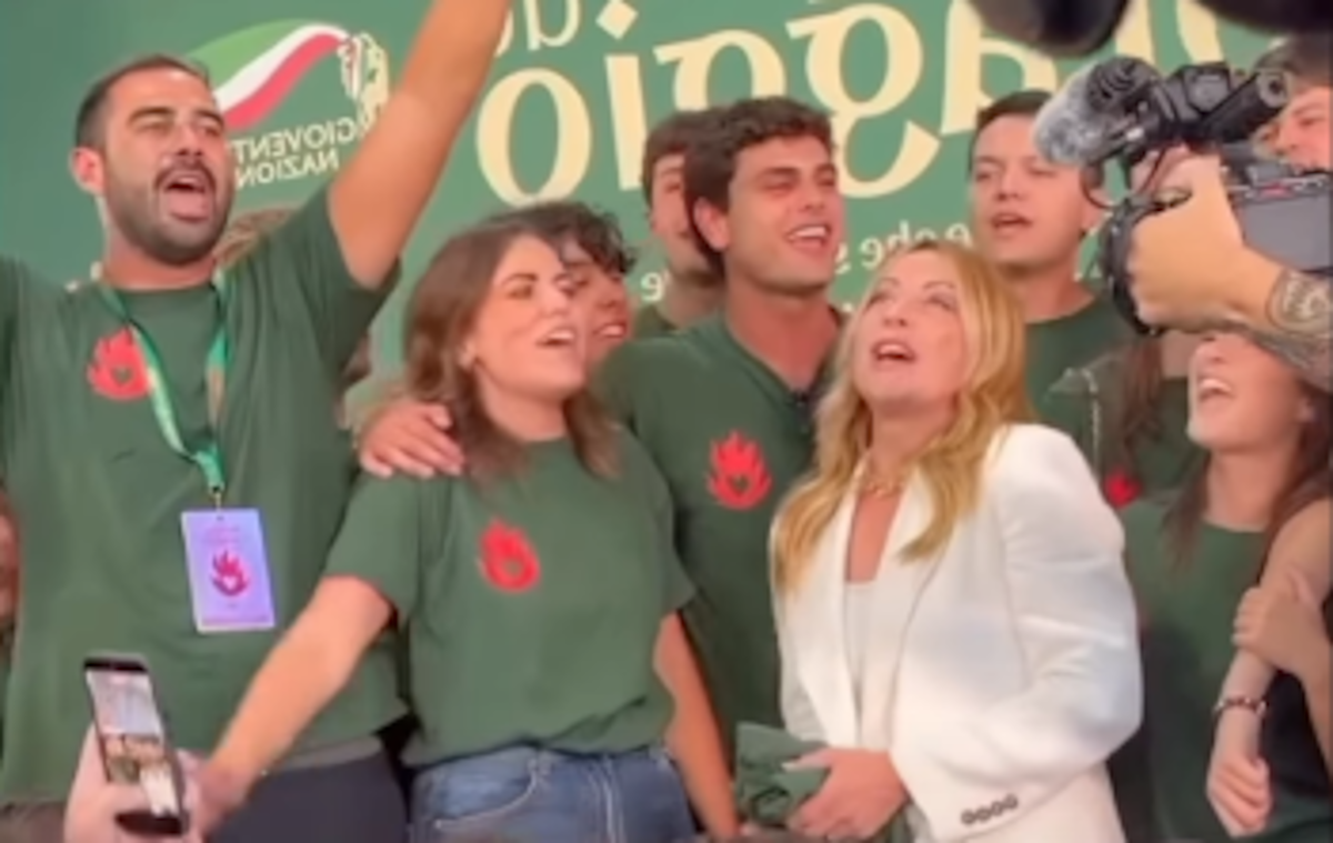 Meloni senza freni: canta “A mano a mano” di Rino Gaetano insieme ai giovani di FdI – VIDEO Meloni senza freni: canta “A mano a mano” di Rino Gaetano insieme ai giovani di FdI – VIDEO