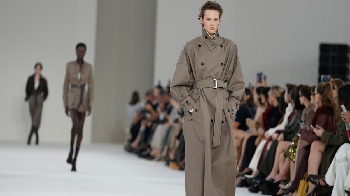 Milano Fashion Week, il ritorno dei vestiti: da Max Mara a Cavalli, tutte le anime del giovedì. Oggi riflettori su Gucci e Moschino Milano Fashion Week, il ritorno dei vestiti: da Max Mara a Cavalli, tutte le anime del giovedì. Oggi riflettori su Gucci e Moschino