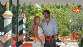 Venezia 83, Angela Caloisi col pancione e il marito Paolo Crivellin in posa per i fotografi al Lido