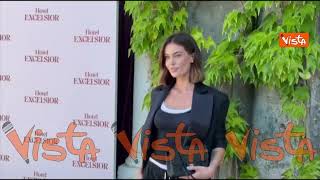 Venezia 83, Sophie Codegoni in posa per i fotografi al Lido per la Mostra del Cinema