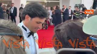 Carlos Sainz, J Balvin e Barbara Ronchi sul red carpet di Venezia 83, tra selfie e autografi