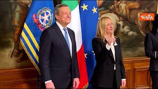 Record durata Governo Meloni, scambio campanella con Draghi dopo giuramento della premier nel 2022