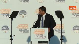 Spunta sul palco Meloni durante discorso Fitto a Bari, parte il coro: Giorgia! Giorgia! Giorgia!