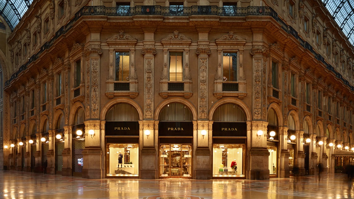 Dentro Prada Galleria: otto piani tra moda, arte e cultura. E c’è anche un “passaggio segreto” sotto l’Ottagono. FOTO Dentro Prada Galleria: otto piani tra moda, arte e cultura. E c’è anche un “passaggio segreto” sotto l’Ottagono. FOTO