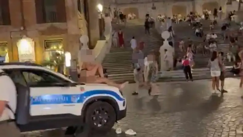 Roma desnuda: uomo nudo alla Barcaccia e donna nuda a Ponte Milvio, caldo record o nuova febbre dell’esibizionismo?