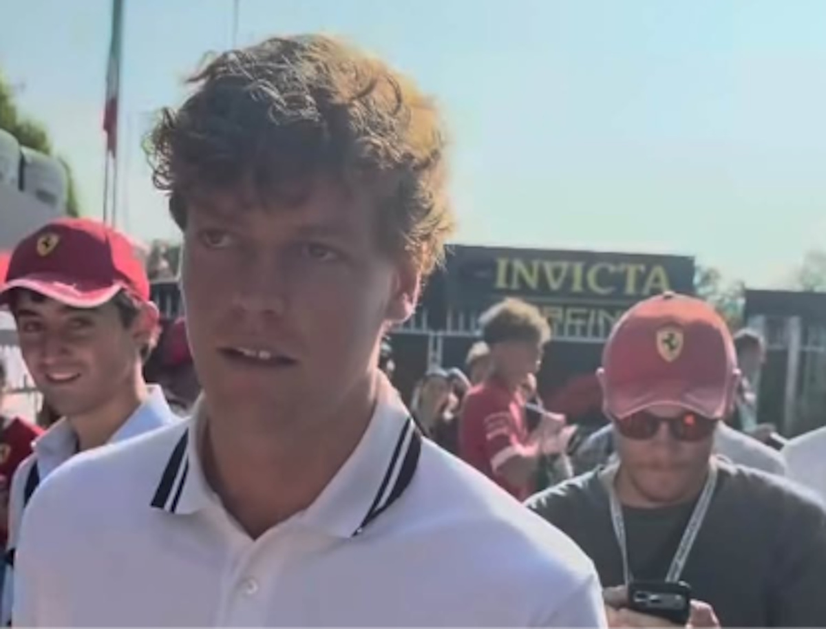 GP Monza, Jannik Sinner accolto come una star al paddock: bagno di folla per il campione altoatesino GP Monza, Jannik Sinner accolto come una star al paddock: bagno di folla per il campione altoatesino
