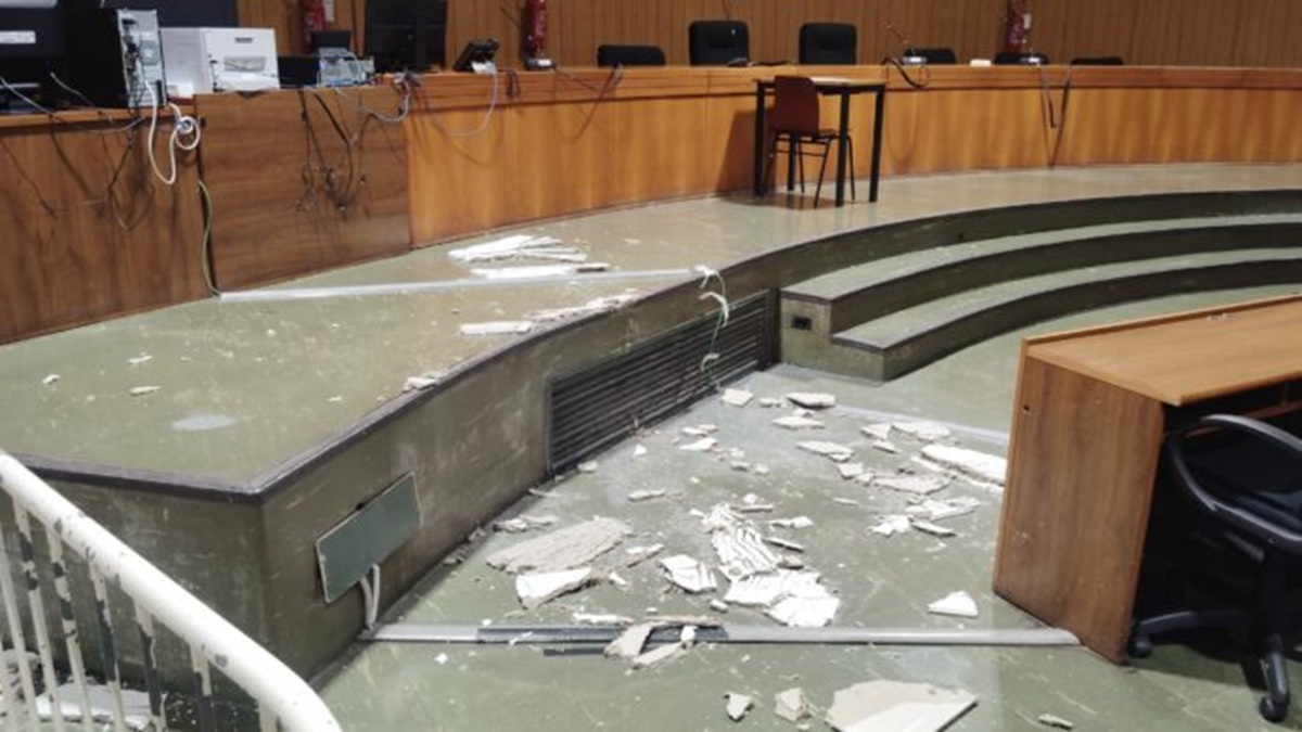 Galleria foto 'Maltempo a Milano, nella notte esonda il Lambro. Crolla il controsoffitto dell’aula bunker a San Vittore' - foto 1