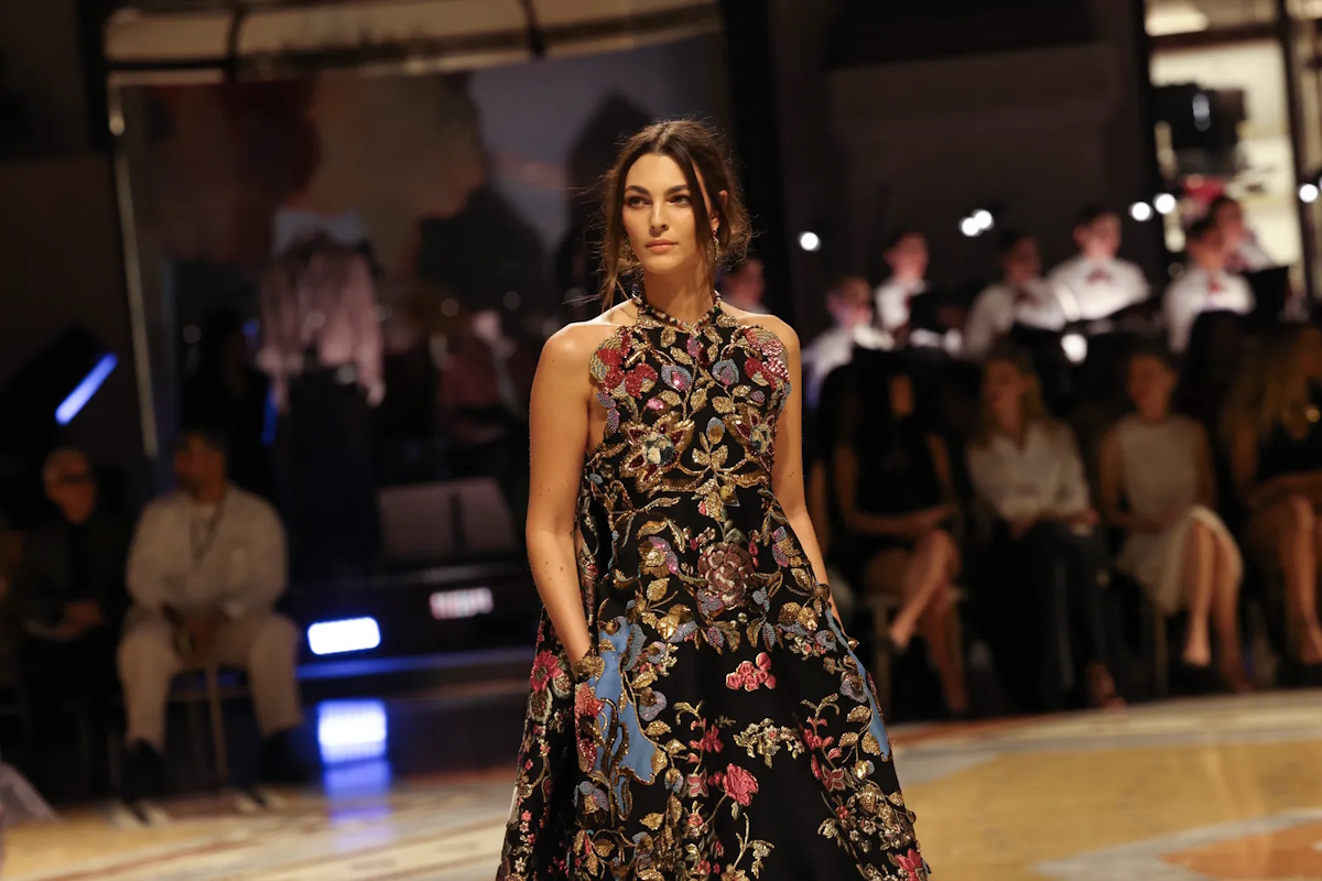 Vittoria Ceretti incanta Milano al Vogue World sfilando in Galleria Vittorio Emanuele con un abito di Valentino – VIDEO Vittoria Ceretti incanta Milano al Vogue World sfilando in Galleria Vittorio Emanuele con un abito di Valentino – VIDEO