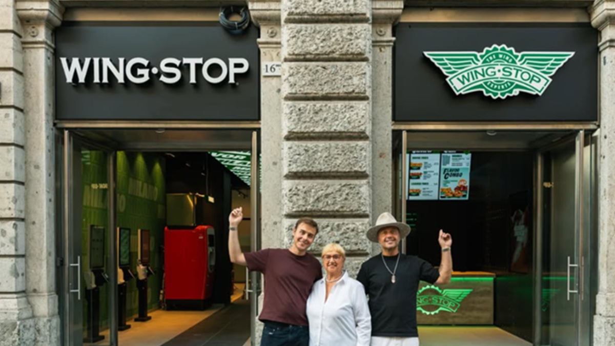 Bastianich padre e figlio portano le loro ali di pollo in Italia: a Milano apre il primo di 50 ristoranti Wingstop Bastianich padre e figlio portano le loro ali di pollo in Italia: a Milano apre il primo di 50 ristoranti Wingstop