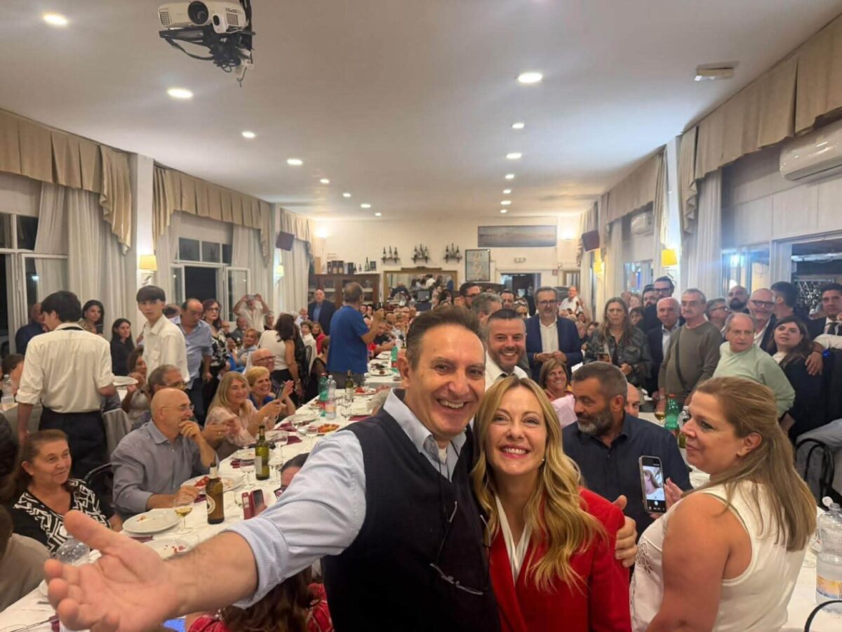 Giorgia Meloni torna alla Garbatella: blitz tra i nonni nel quartiere dove tutto è cominciato Giorgia Meloni torna alla Garbatella: blitz tra i nonni nel quartiere dove tutto è cominciato