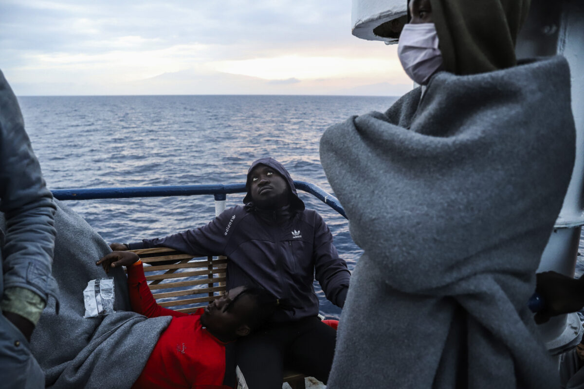 Migranti, sbarcati a Pozzallo 37 bengalesi soccorsi in mare: diversi casi di scabbia Migranti, sbarcati a Pozzallo 37 bengalesi soccorsi in mare: diversi casi di scabbia