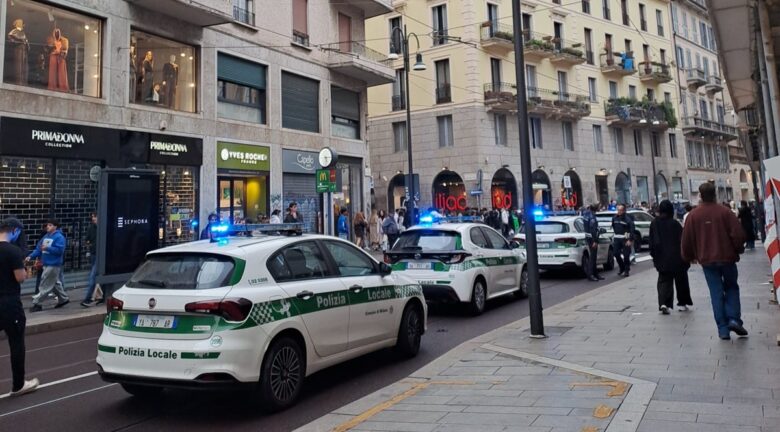 Disordini a Milano, dalle chat il piano per aggredire i poliziotti e saccheggiare i negozi: un minorenne dava istruzioni per sfuggire ai controlli