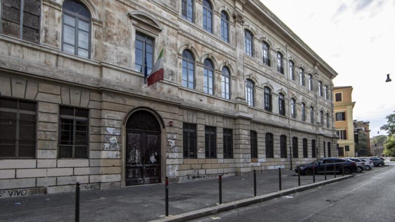 «Lista stupri» e svastica nei bagni del liceo Righi: quando l’odio entra a scuola