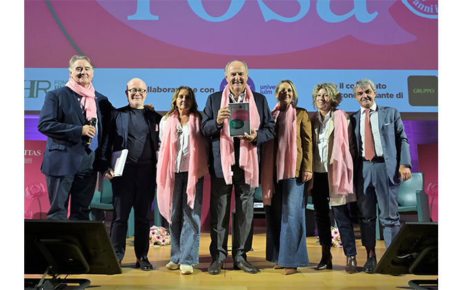 Gerry Scotti riceve un riconoscimento da protagonista con Sorrisi in Rosa e IULM