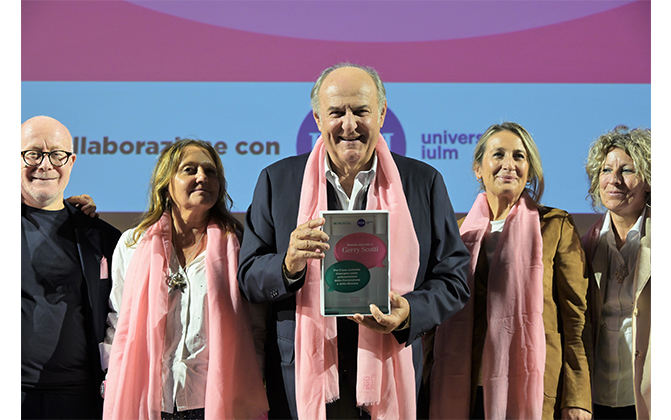 Gerry Scotti riceve un riconoscimento da protagonista con Sorrisi in Rosa e IULM