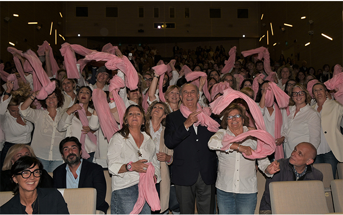 Gerry Scotti riceve un riconoscimento da protagonista con Sorrisi in Rosa e IULM