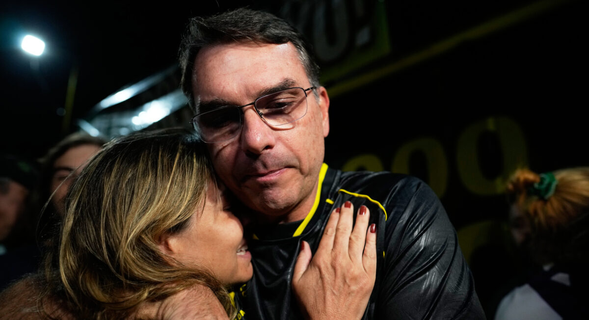 Flavio Bolsonaro in fuga verso gli Stati Uniti, dalle accuse di riciclaggio alla corruzione: ecco perché rischia l’arresto Flavio Bolsonaro in fuga verso gli Stati Uniti, dalle accuse di riciclaggio alla corruzione: ecco perché rischia l’arresto