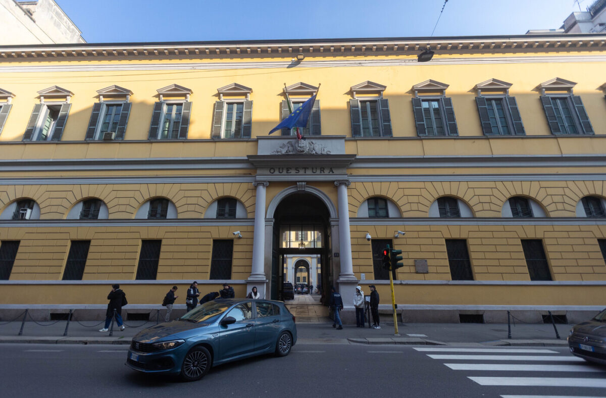 Scontri a Milano, fermati diversi giovani. Parla un papà: “Se mio figlio ha sbagliato, pagherà. Mi vergogno” Scontri a Milano, fermati diversi giovani. Parla un papà: “Se mio figlio ha sbagliato, pagherà. Mi vergogno”
