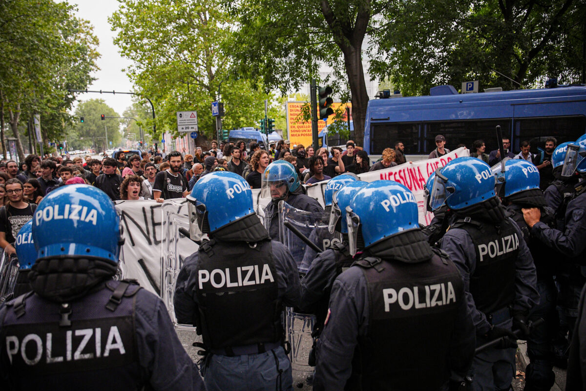 Torino, i pupazzi di Trump e Netanyahu aprono il corteo pro Pal. La leader di Askatasuna: “Il 7 ottobre è una giornata di resistenza globale” Torino, i pupazzi di Trump e Netanyahu aprono il corteo pro Pal. La leader di Askatasuna: “Il 7 ottobre è una giornata di resistenza globale”