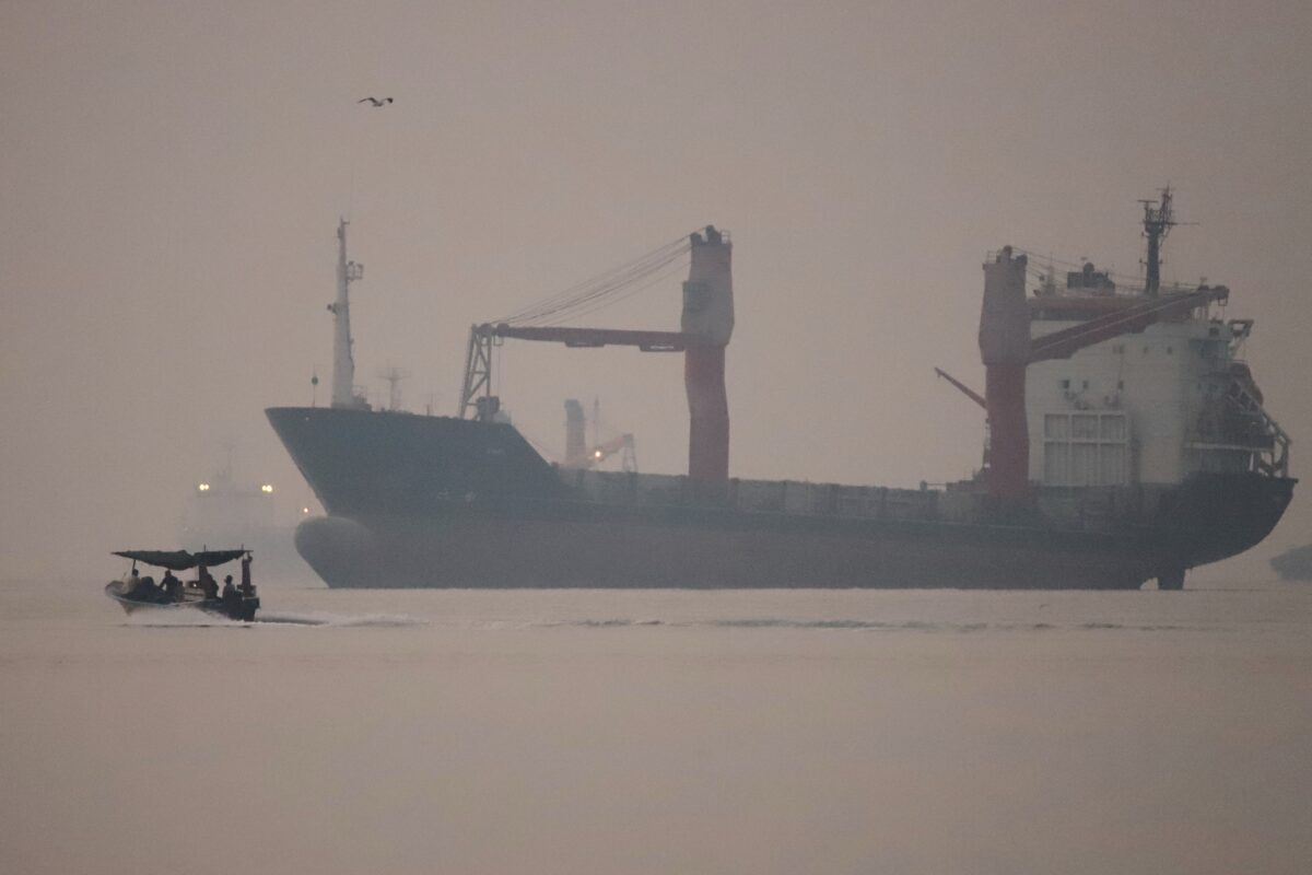 Iran, Trump prepara la resa dei conti: “La guerra finirà dopo le midterm”. Gli Usa schierano la terza portaerei, due petroliere colpite a Hormuz Iran, Trump prepara la resa dei conti: “La guerra finirà dopo le midterm”. Gli Usa schierano la terza portaerei, due petroliere colpite a Hormuz