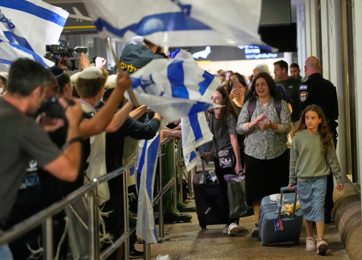Dirottamento Dubai-Tel Aviv, le testimonianze: “Gli auricolari per legare l’attentatore. Sangue ovunque, tutti urlavano” Dirottamento Dubai-Tel Aviv, le testimonianze: “Gli auricolari per legare l’attentatore. Sangue ovunque, tutti urlavano”