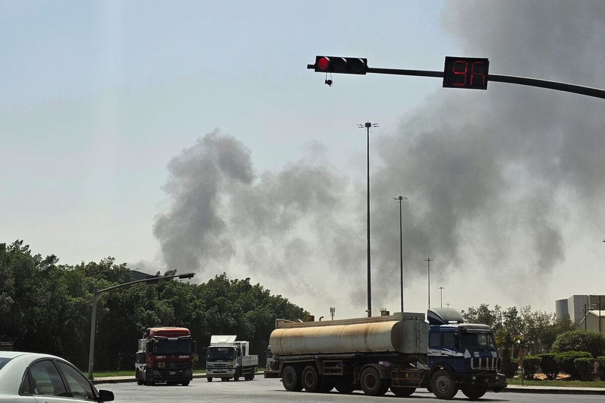 Riad, nuovo attacco contro l’aeroporto: incendio in un terminal. Esplosione nel centro della capitale Riad, nuovo attacco contro l’aeroporto: incendio in un terminal. Esplosione nel centro della capitale