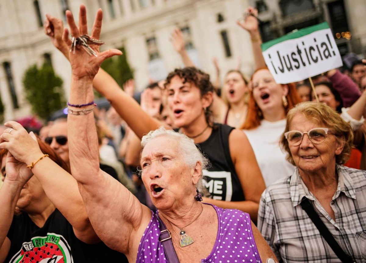 Elezioni in Spagna, così la crisi abitativa ha fatto cadere Sanchez. Paese nel caos, “tendopoli” a Madrid e Barcellona e sciopero generale Elezioni in Spagna, così la crisi abitativa ha fatto cadere Sanchez. Paese nel caos, “tendopoli” a Madrid e Barcellona e sciopero generale