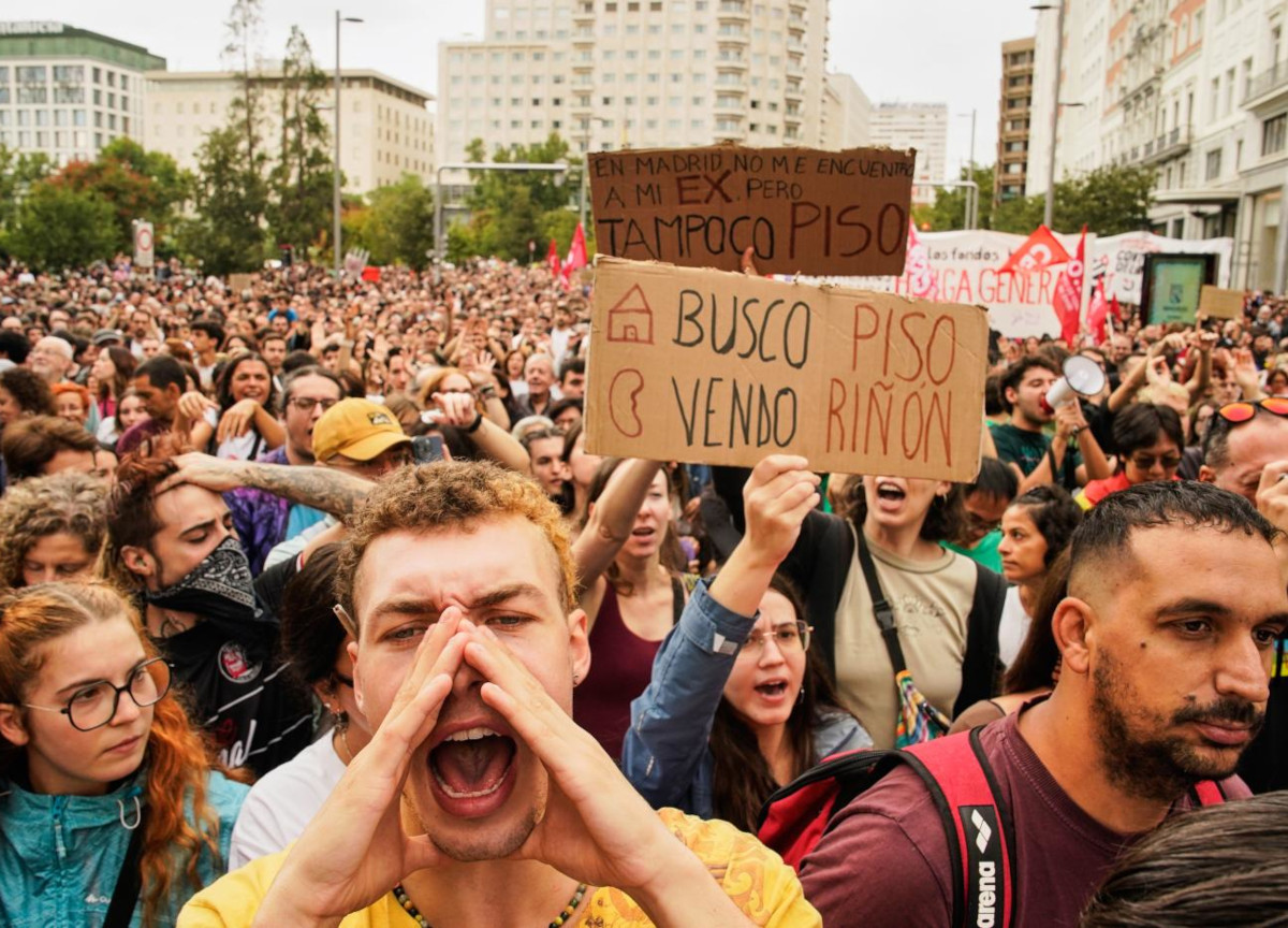 Elezioni in Spagna, i sondaggi affossano la sinistra e Madrid si riempie di tende di under 30: “Dateci una casa” Elezioni in Spagna, i sondaggi affossano la sinistra e Madrid si riempie di tende di under 30: “Dateci una casa”