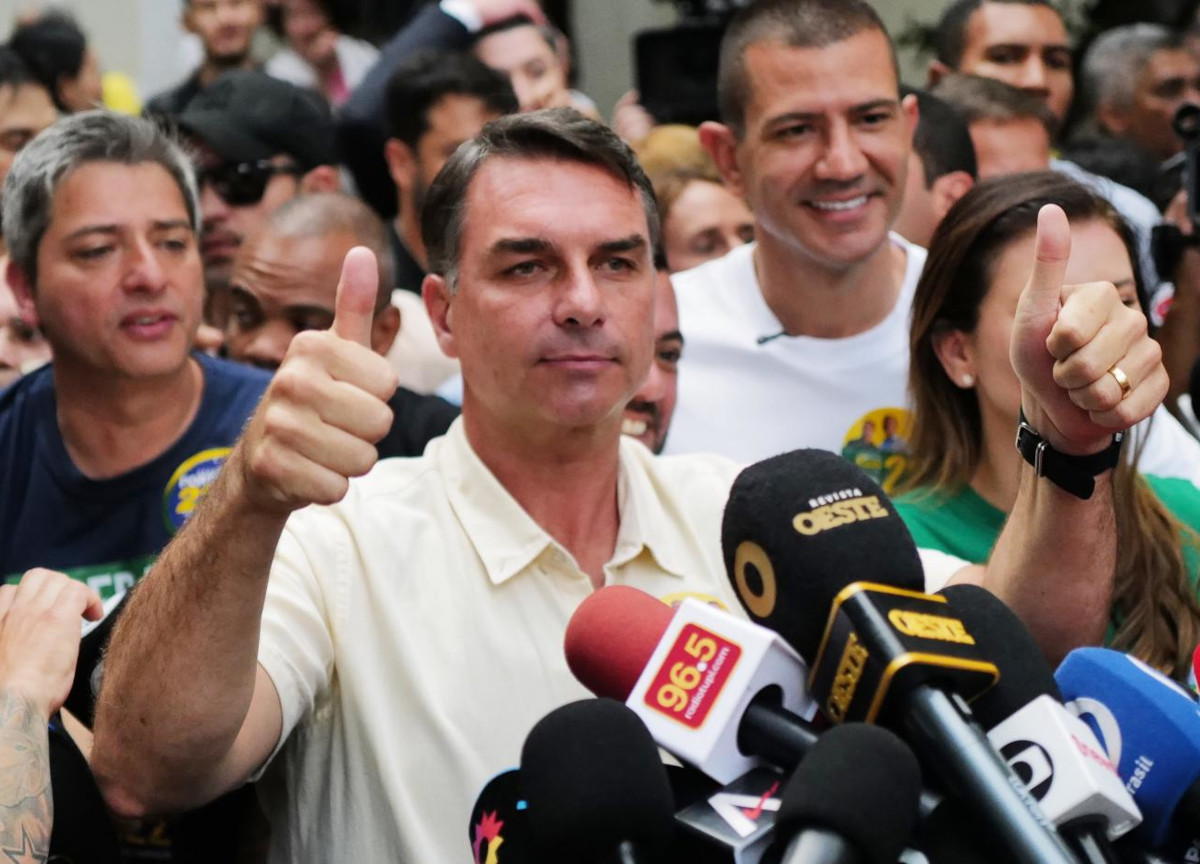 Elezioni in Brasile, Bolsonaro jr vince e ribalta i pronostici: andrà al ballottaggio con Lula. Ma è una deputata trans a entrare nella storia Elezioni in Brasile, Bolsonaro jr vince e ribalta i pronostici: andrà al ballottaggio con Lula. Ma è una deputata trans a entrare nella storia