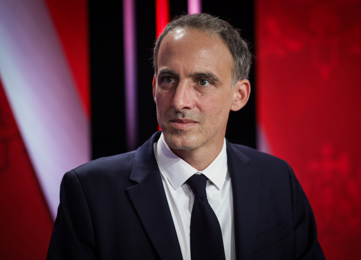 Francia, Glucksmann è il candidato del centro-sinistra per l’Eiseo. Sarà lui a sfidare Le Pen e Melenchon. Ma è già stato etichettato “nuovo Macron” Francia, Glucksmann è il candidato del centro-sinistra per l’Eiseo. Sarà lui a sfidare Le Pen e Melenchon. Ma è già stato etichettato “nuovo Macron”
