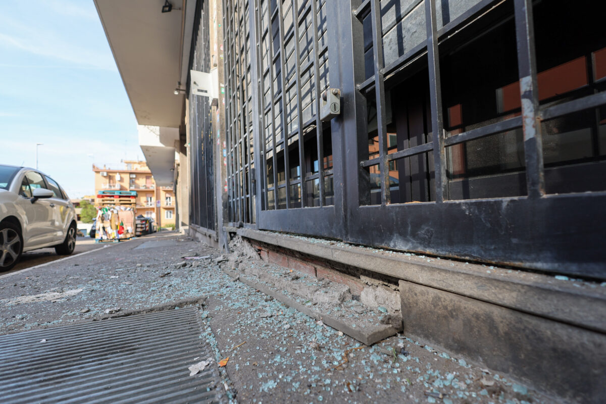 Il Pigneto scende in piazza contro le bombe: “Non si tratta di degrado, questa è mafia”