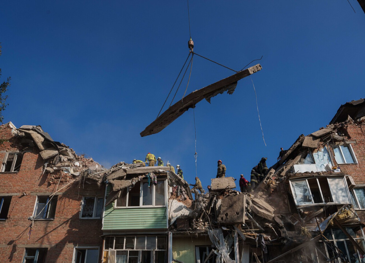 Guerra in Ucraina, gli attacchi russi provocano 28 morti. Distrutto un palazzo nella regione di Chernihiv: strage di civili Guerra in Ucraina, gli attacchi russi provocano 28 morti. Distrutto un palazzo nella regione di Chernihiv: strage di civili