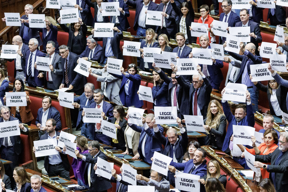 Stabilicum, caos alla Camera dopo il sì alla riforma. Le opposizioni sventolano cartelli: “Legge truffa, è un imbroglio” – VIDEO Stabilicum, caos alla Camera dopo il sì alla riforma. Le opposizioni sventolano cartelli: “Legge truffa, è un imbroglio” – VIDEO