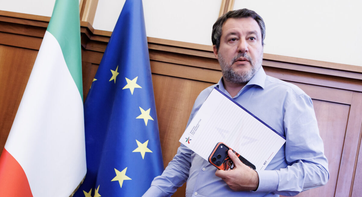 Manovra, Salvini alle banche: “Ci aspettiamo 5 miliardi di contributo”. Ma FI frena: “Non sono un bancomat per l’erario” Manovra, Salvini alle banche: “Ci aspettiamo 5 miliardi di contributo”. Ma FI frena: “Non sono un bancomat per l’erario”