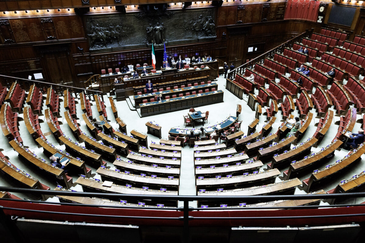 Dpfp, Aula della Camera semivuota: nei banchi della maggioranza solo sei deputati. Giorgetti: “Manteniamo la rotta nonostante i nuvoloni all’orizzonte”