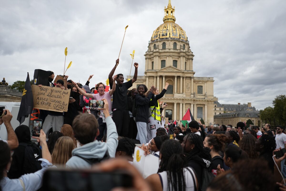 Francia, sindacati, “gilet gialli” e gruppi studenteschi oggi in piazza contro il caro vita: allerta massima per possibili scontri Francia, sindacati, “gilet gialli” e gruppi studenteschi oggi in piazza contro il caro vita: allerta massima per possibili scontri