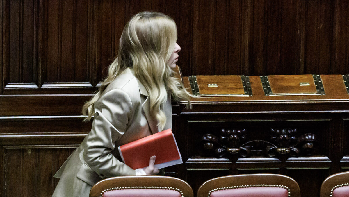 Meloni, il fuoriprogramma alla Camera è una misteriosa agendina rossa: esce dall’Aula, poi rientra di corsa. E la premier annota tutto Meloni, il fuoriprogramma alla Camera è una misteriosa agendina rossa: esce dall’Aula, poi rientra di corsa. E la premier annota tutto