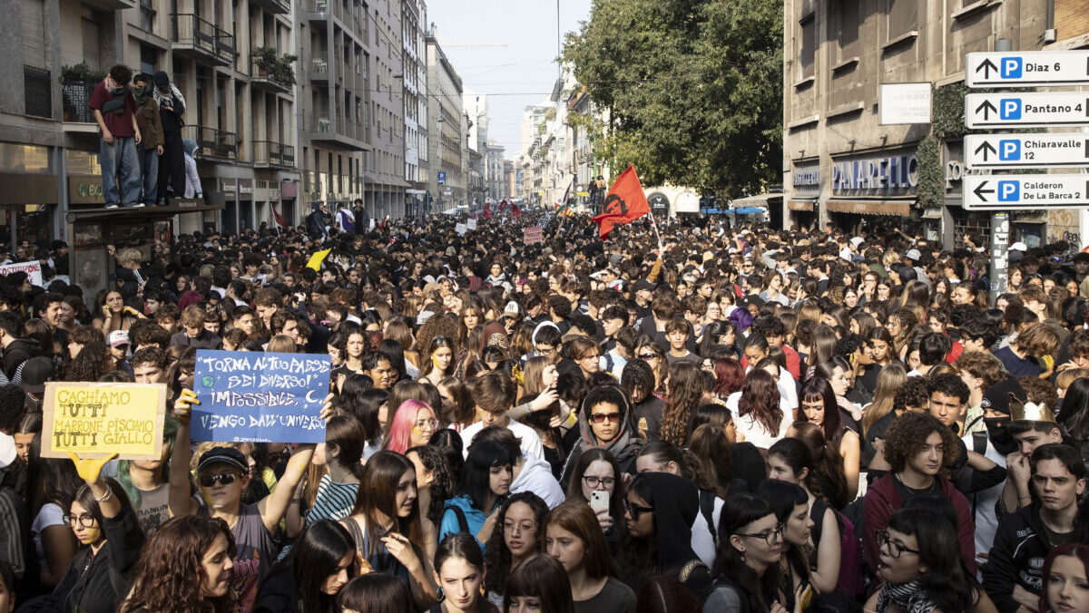 Milano, il CSA Lambretta sugli scontri: “Qui c’è una generazione che non ha spazi di confronto” Milano, il CSA Lambretta sugli scontri: “Qui c’è una generazione che non ha spazi di confronto”