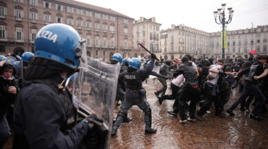 Scuola, scontri al corteo studentesco di Torino: arrestati tre minorenni. Tensione nelle piazze da Roma a Bologna, cassonetti in fiamme e scontri