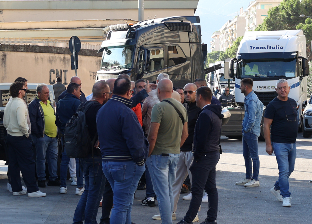 Carburanti e caro vita, continua la protesta degli autotrasportatori: circolazione bloccata su A1 e A30 Carburanti e caro vita, continua la protesta degli autotrasportatori: circolazione bloccata su A1 e A30