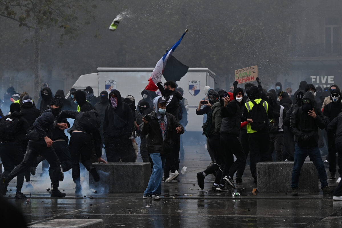 La Francia si prepara alla guerriglia: 70mila agenti in campo contro le proteste con idranti, droni e blindati La Francia si prepara alla guerriglia: 70mila agenti in campo contro le proteste con idranti, droni e blindati