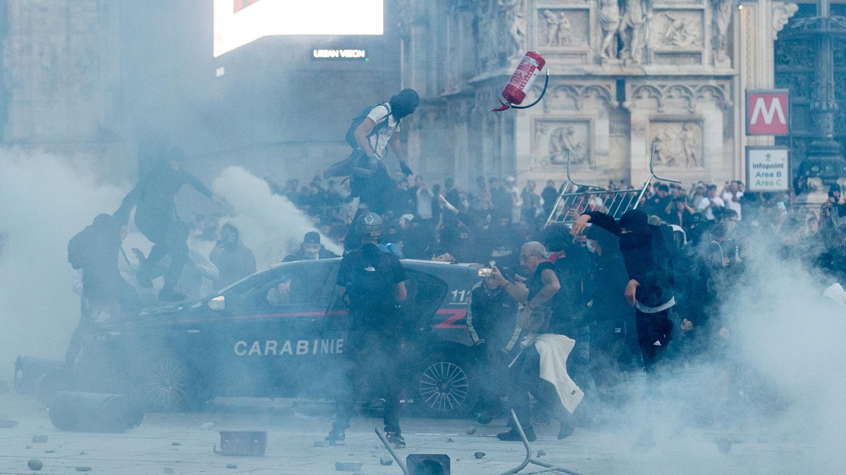 Guerriglia a Milano, le reazioni. Meloni: “Le opposizioni condannino”. Salvini: “Marciume sinistro”. Sala: “Violenze ingiustificabili” Guerriglia a Milano, le reazioni. Meloni: “Le opposizioni condannino”. Salvini: “Marciume sinistro”. Sala: “Violenze ingiustificabili”