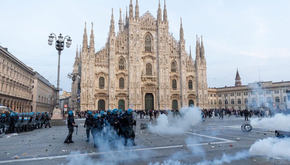 Milano dopo la guerriglia: la città si sveglia con il centro devastato. 50 manifestanti fermati, 25 i feriti: ecco la conta dei danni Milano dopo la guerriglia: la città si sveglia con il centro devastato. 50 manifestanti fermati, 25 i feriti: ecco la conta dei danni